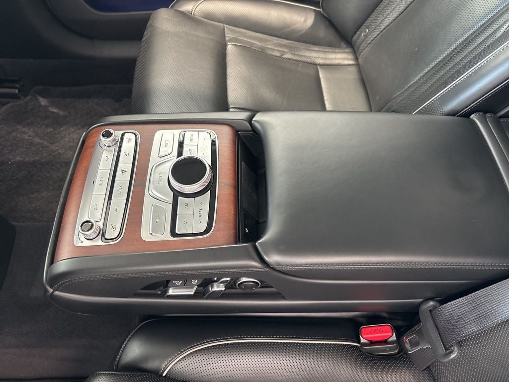 2020 Kia K900 Luxury VIP Package