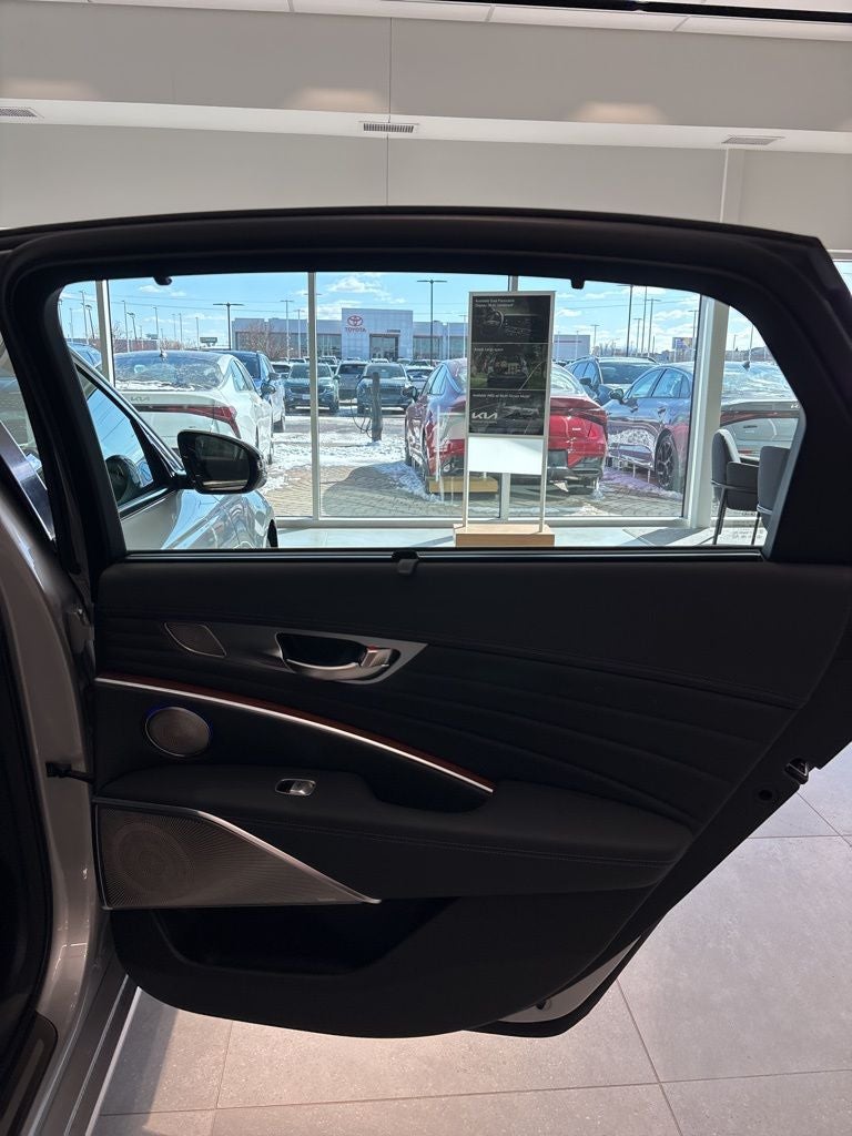 2020 Kia K900 Luxury VIP Package