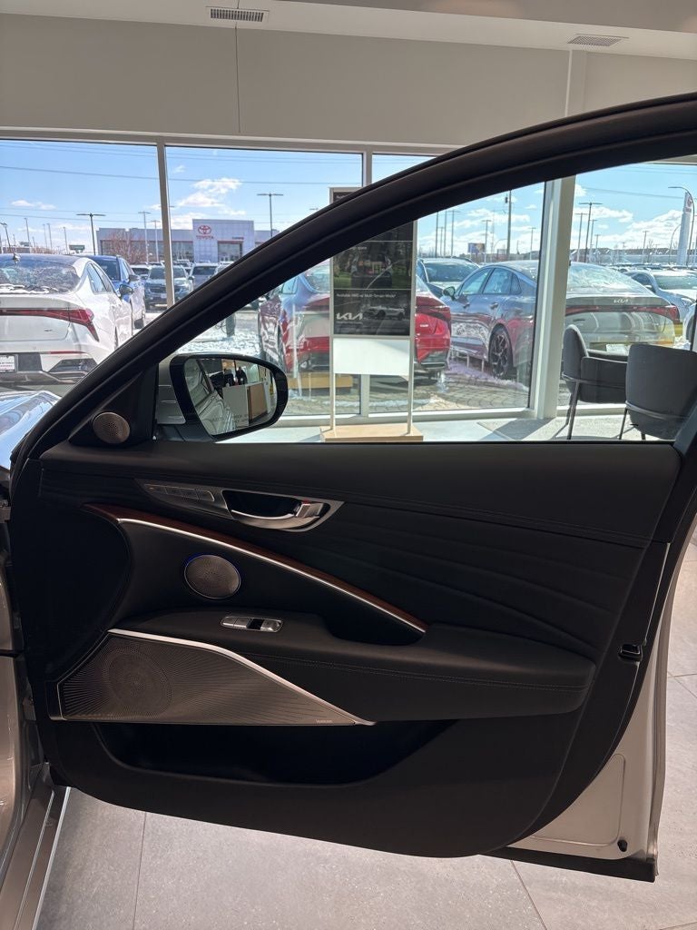 2020 Kia K900 Luxury VIP Package